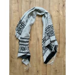 *NIEUW!* Sjaal / poncho met franjes uit Noorwegen