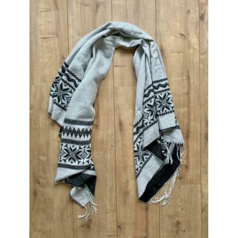 *NIEUW!* Sjaal / poncho met franjes uit Noorwegen