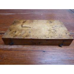 Oud houten doosje met druklettertjes