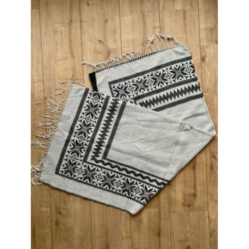 *NIEUW!* Sjaal / poncho met franjes uit Noorwegen