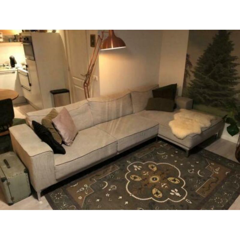 Licht grijze bank met chaise lounge