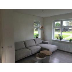 Licht grijze bank met chaise lounge