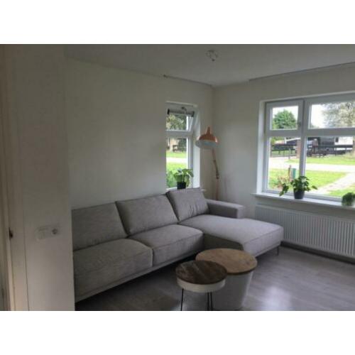 Licht grijze bank met chaise lounge
