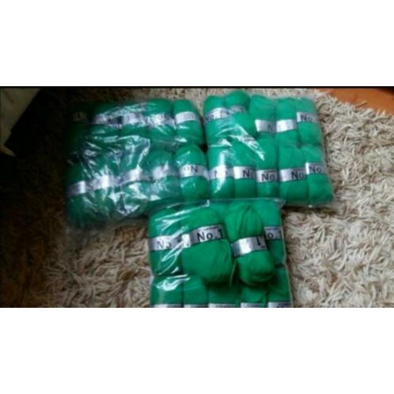 50 bollen a 50 gram acryl garen / wol 10 bollen € 7.50