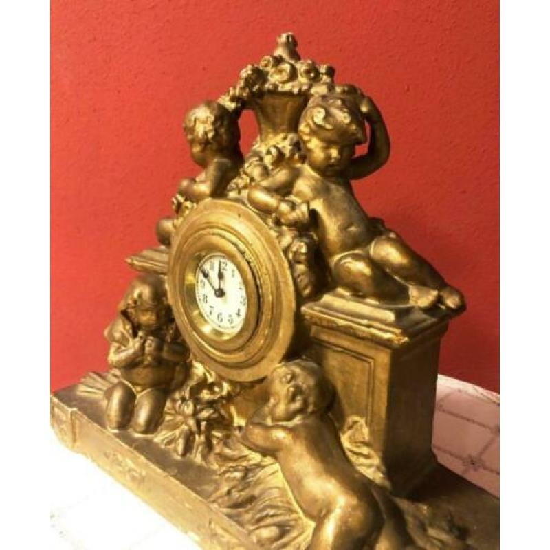 Oude tafelklok / pendule klok met barok engeltjes beeld-goud