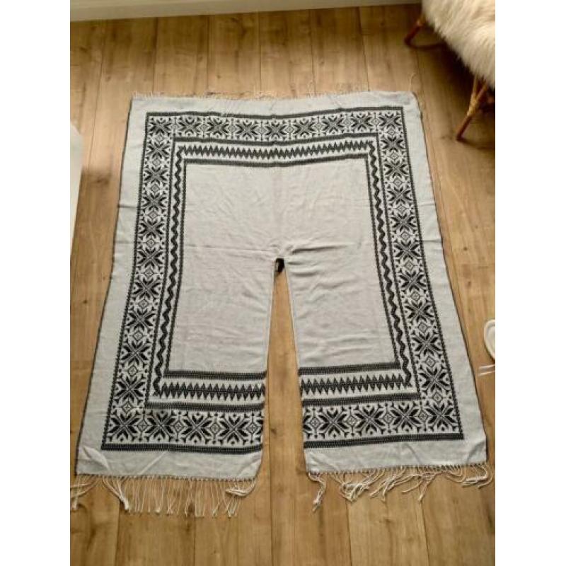 *NIEUW!* Sjaal / poncho met franjes uit Noorwegen