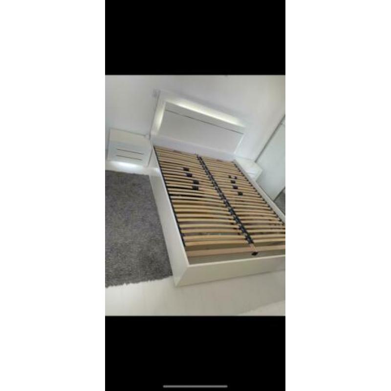 Bed en 2 nachtkastjes met verlichting