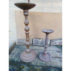 Kandelaars gietijzer, 2 stuks. Resp. 30 & 50 cm groot.