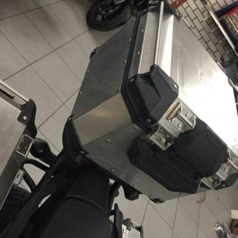 Topkoffer aluminium givi outdoor compleet als nieuw