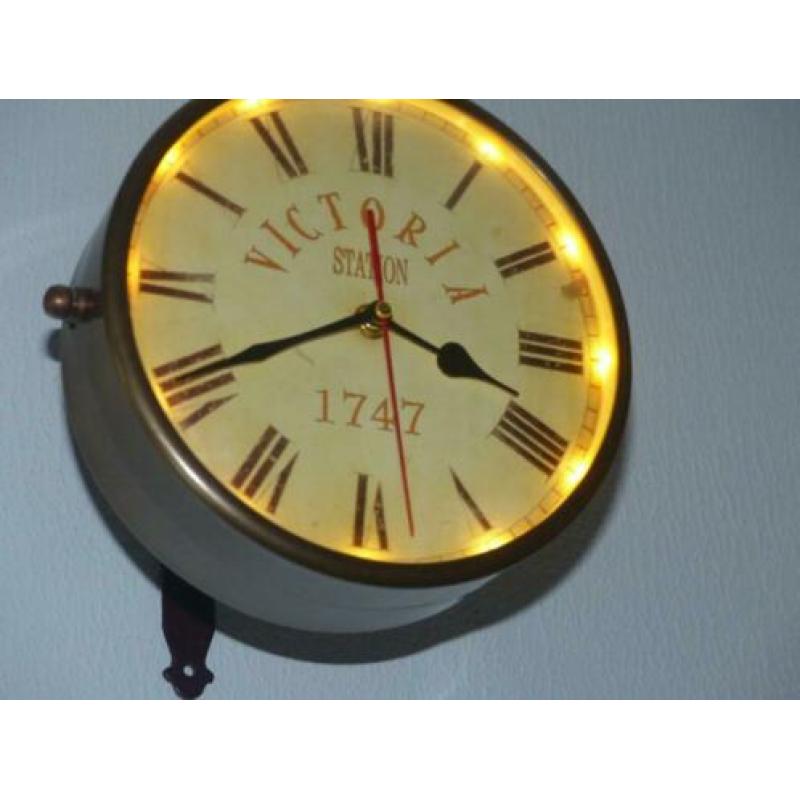 Wandklok, Klassieke Victoria Station 20 cm. met verlichting.