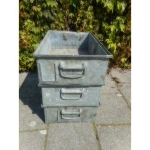 Philips / oude ijzeren magazijnbakken / 53 x 34 x 16,5 cm.