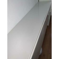Zwevend / hangende kast met glasplaat 180 cm breed