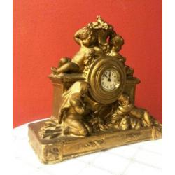Oude tafelklok / pendule klok met barok engeltjes beeld-goud