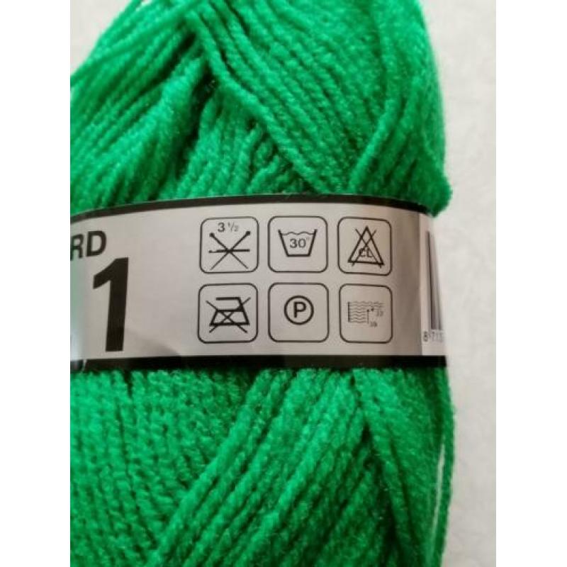 50 bollen a 50 gram acryl garen / wol 10 bollen € 7.50