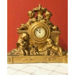 Oude tafelklok / pendule klok met barok engeltjes beeld-goud
