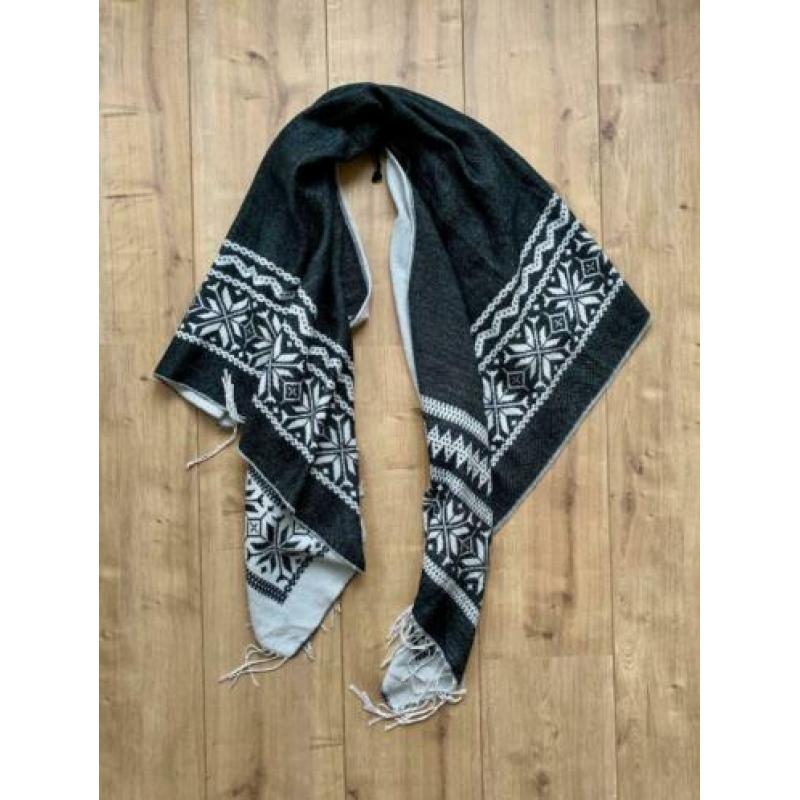 *NIEUW!* Sjaal / poncho met franjes uit Noorwegen