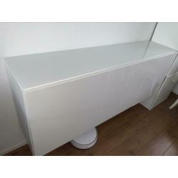 Zwevend / hangende kast met glasplaat 180 cm breed