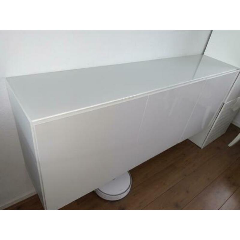 Zwevend / hangende kast met glasplaat 180 cm breed
