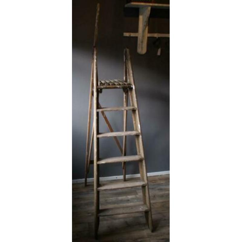 Oude houten schilderstrap afkomstig uit Den Haag
