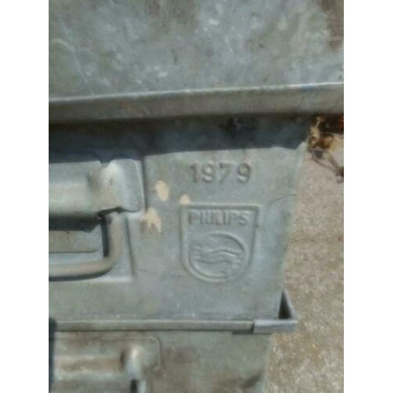 Philips / oude ijzeren magazijnbakken / 53 x 34 x 16,5 cm.