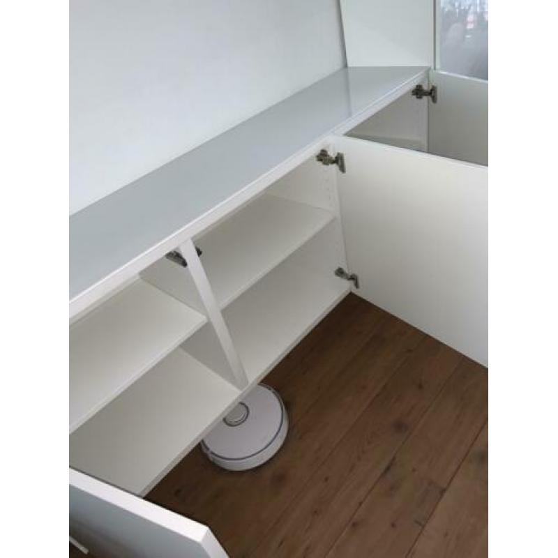 Zwevend / hangende kast met glasplaat 180 cm breed