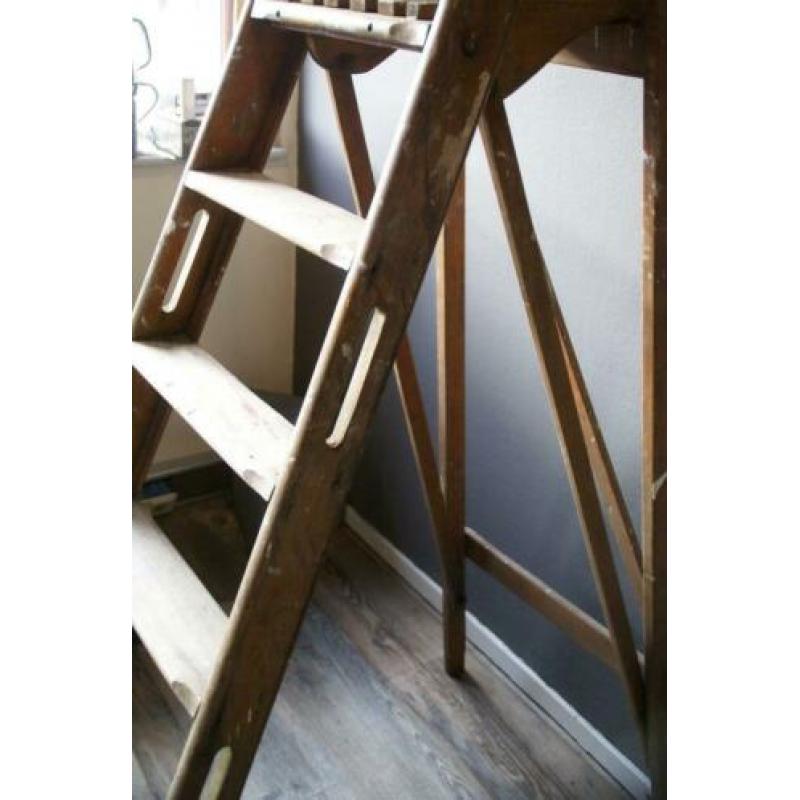 Oude houten schilderstrap afkomstig uit Den Haag