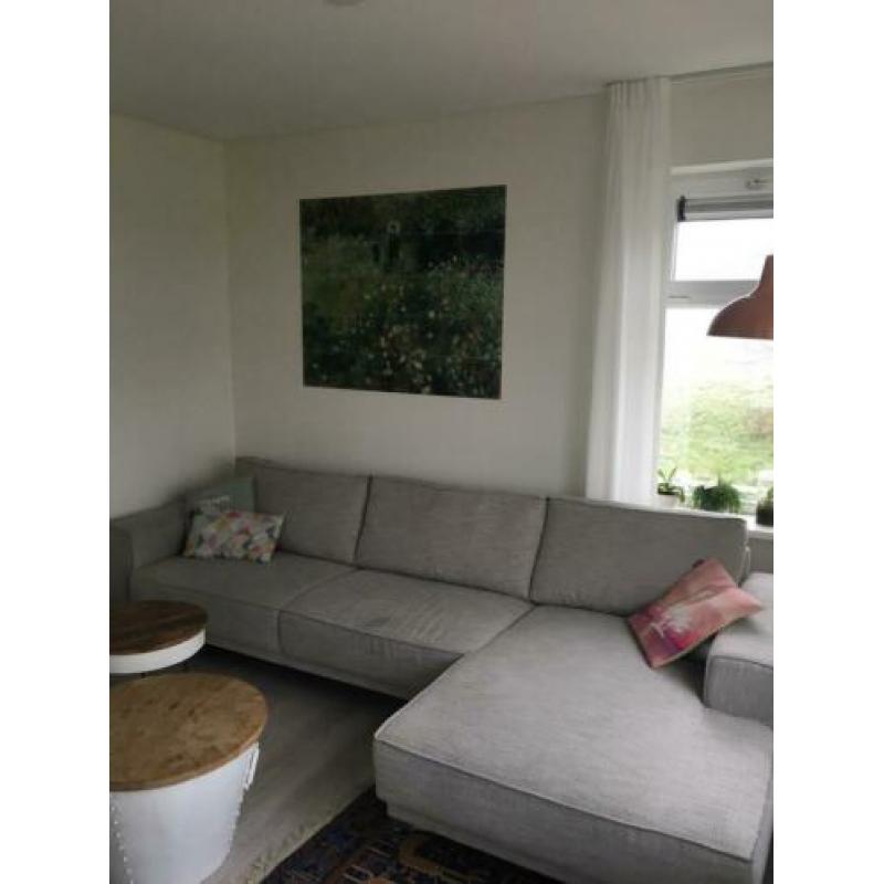 Licht grijze bank met chaise lounge