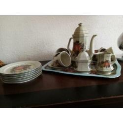 Kop en schotels jaren 70 geheel kompleet plus 6 borden