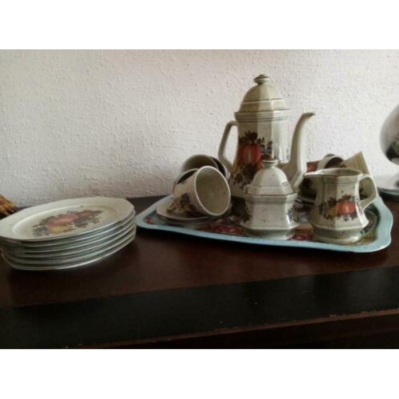 Kop en schotels jaren 70 geheel kompleet plus 6 borden