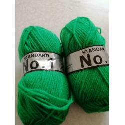 50 bollen a 50 gram acryl garen / wol 10 bollen € 7.50