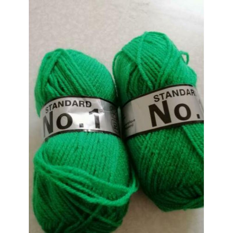 50 bollen a 50 gram acryl garen / wol 10 bollen € 7.50