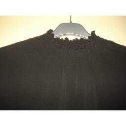 Zwart tuniek met aparte hals maat 46