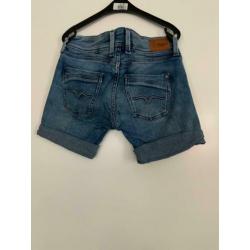 Korte broekjes van Flo en Pepe jeans maat 164