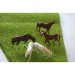 5 paarden voor een HO spoorbaan