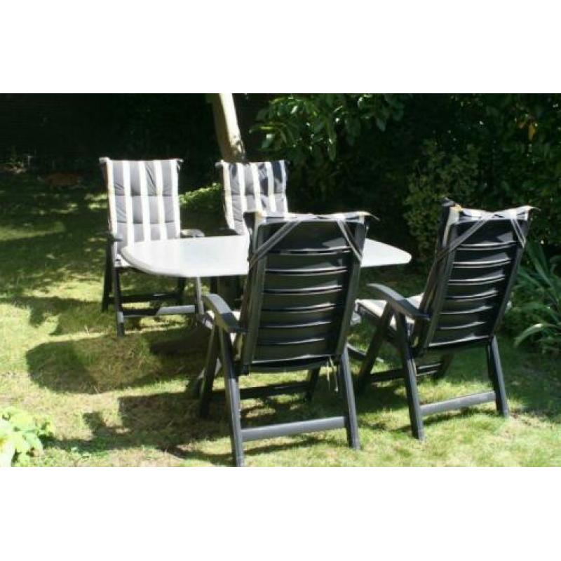 Mooie hartman tuinset met 4 stoelen en 4 kussens met tafel