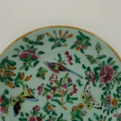 Chinees celadon bord met famille rose versiering (2)