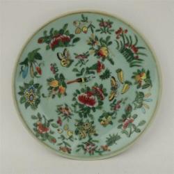 Chinees celadon bord met famille rose versiering