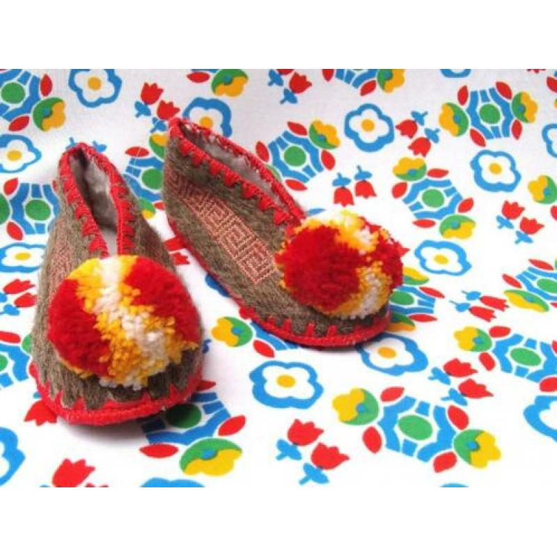 Griekse kinderslofjes / pompom pantoffeltjes uit Griekenland