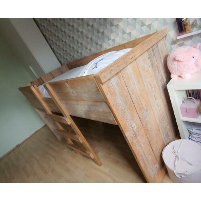 Steigerhouten half-hoogslaper.