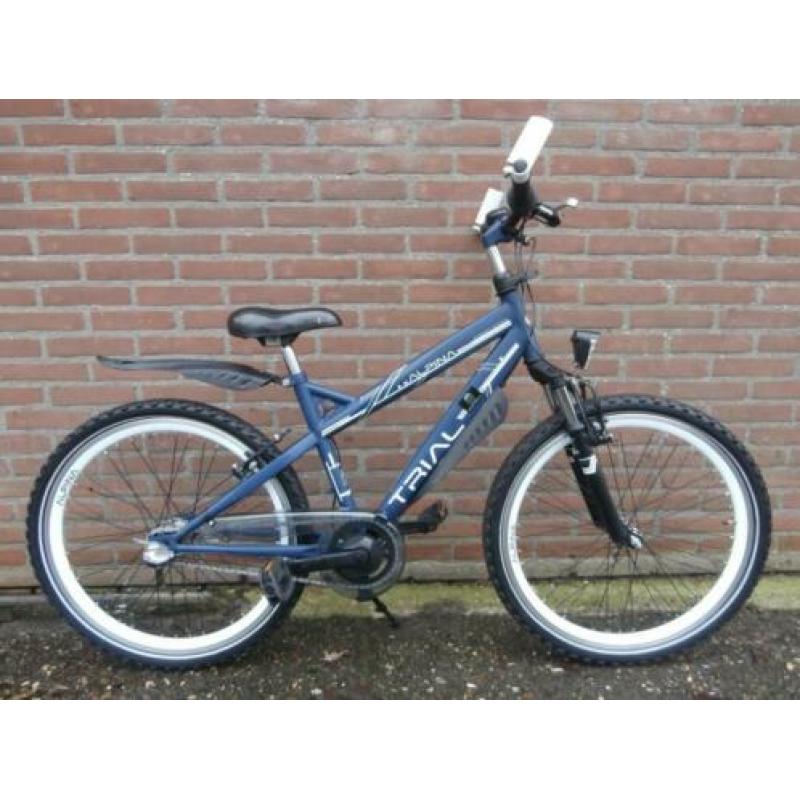 Mat blauwe Alpina Trial 24 inch jongensfiets 3 versnellingen