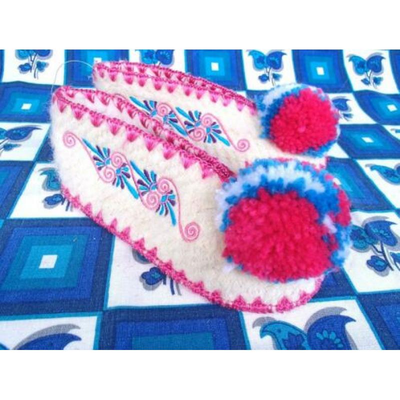 Griekse kinderslofjes / pompom pantoffeltjes uit Griekenland