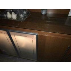 Kersen kleur dressoir en bij behorende..