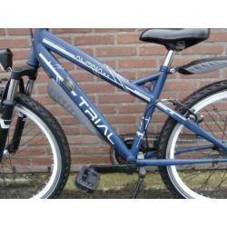 Mat blauwe Alpina Trial 24 inch jongensfiets 3 versnellingen