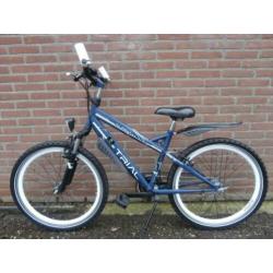 Mat blauwe Alpina Trial 24 inch jongensfiets 3 versnellingen