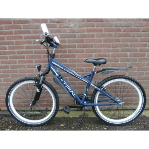Mat blauwe Alpina Trial 24 inch jongensfiets 3 versnellingen
