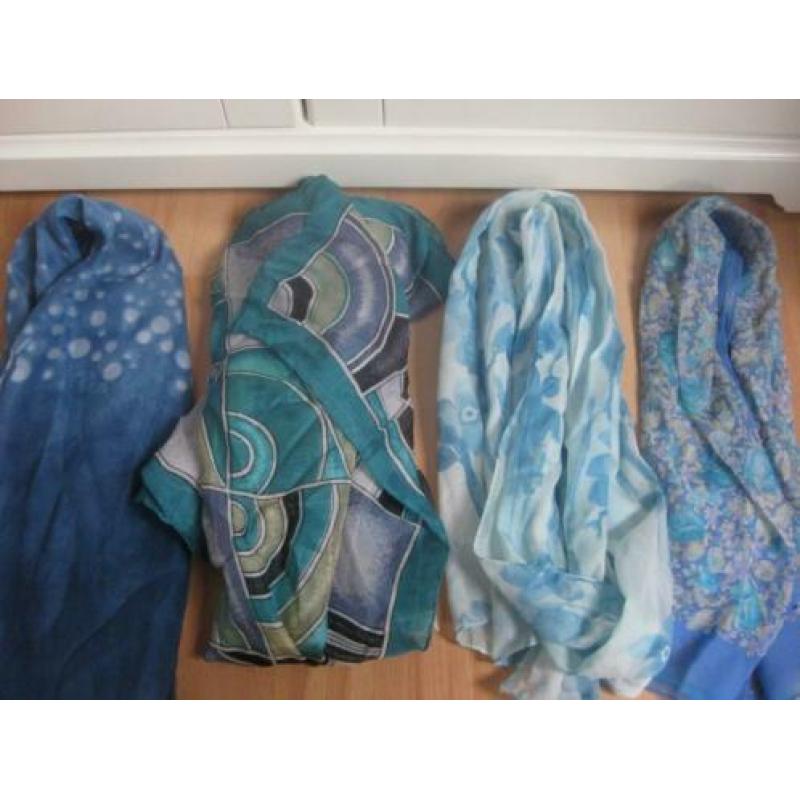 4 verschillende shawls in blauw tinten