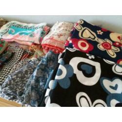 Partij nieuwe sjaals / shawls 55 stuks