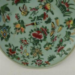Chinees celadon bord met famille rose versiering