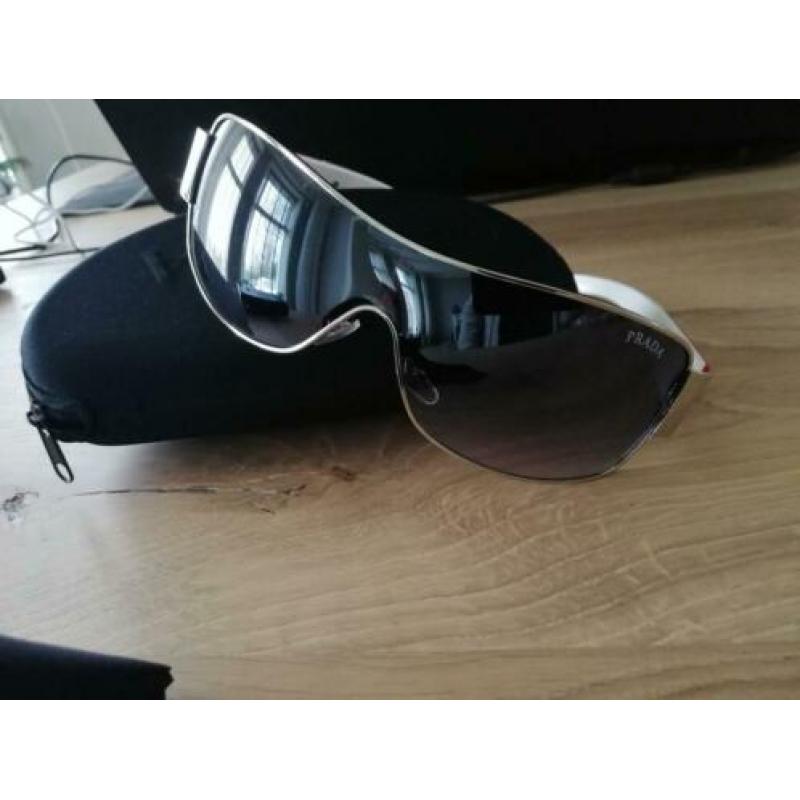 Prada zonnebril met etui en doekje nw