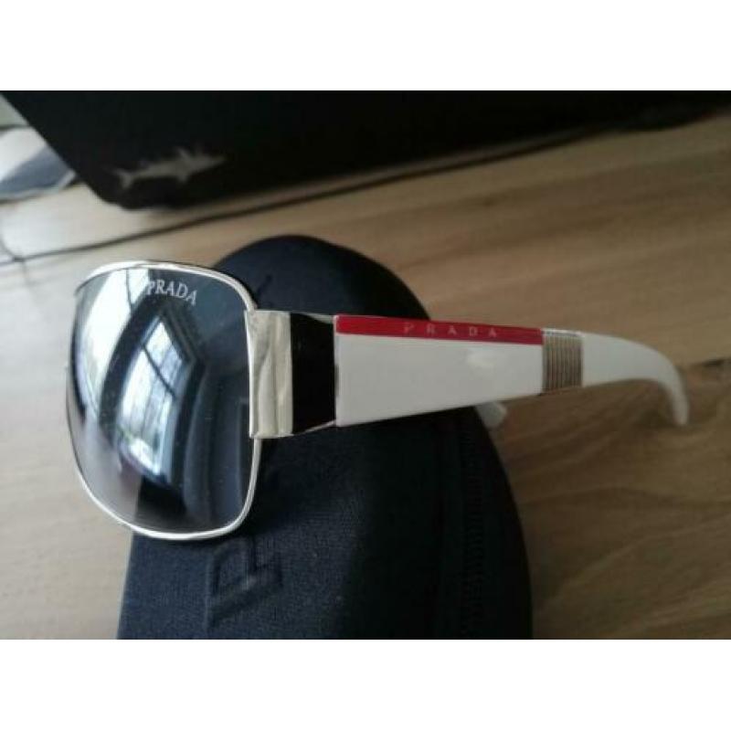 Prada zonnebril met etui en doekje nw